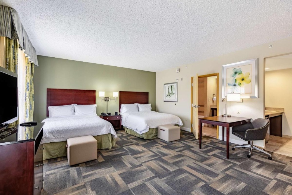 Studio with Two Queen Beds and Bath Tub - Mobility and Hearing Access/Non-Smoking